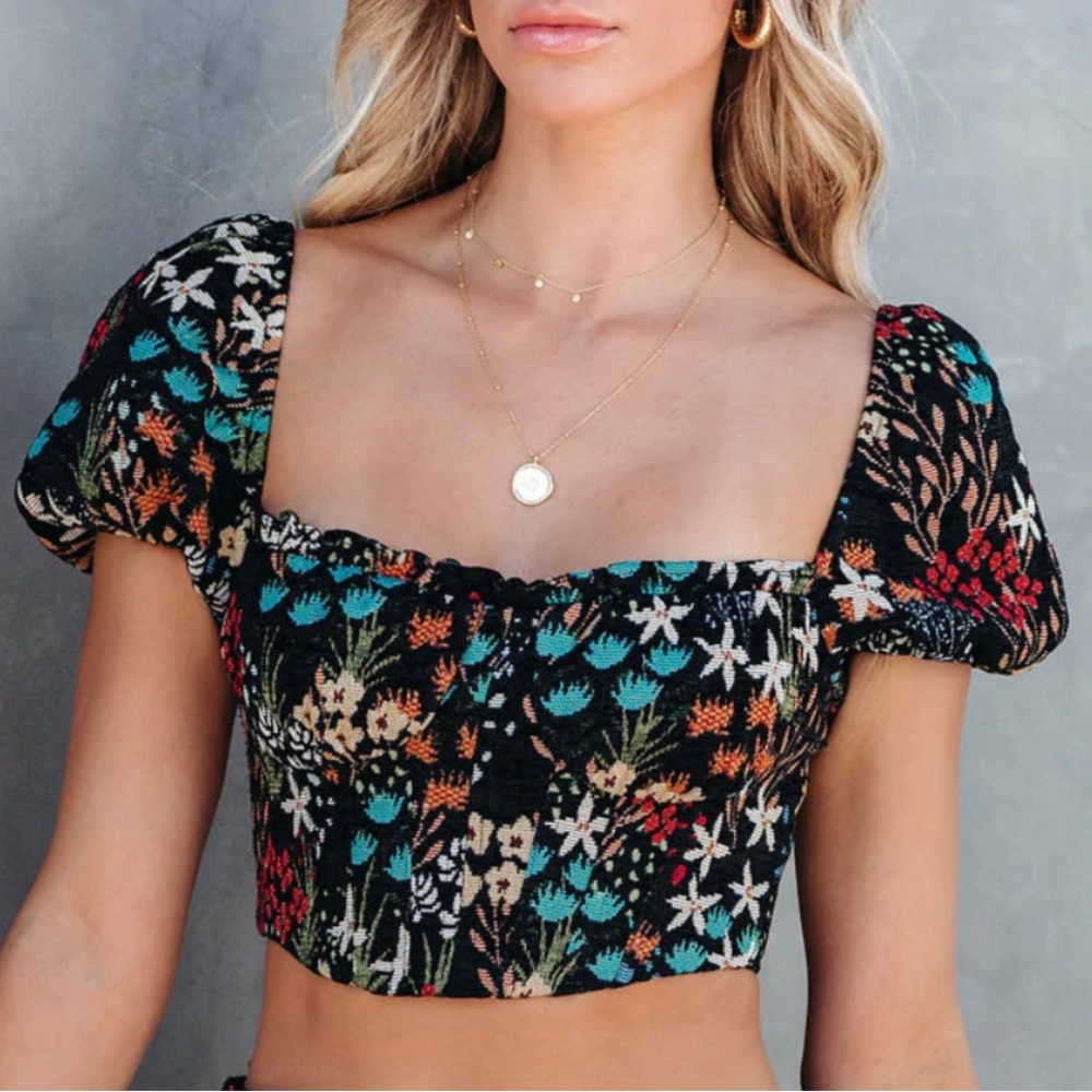 VICI PUFF SLEEVE FLORAL CROP TOP. Zip back. *Brand New* Never worn.